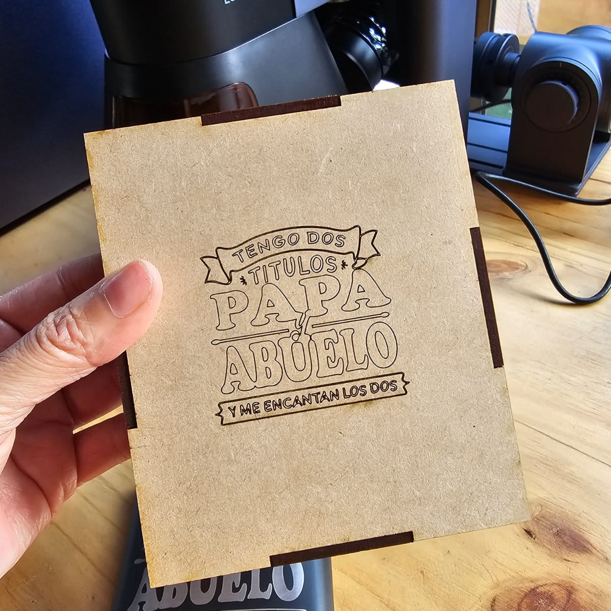 Petaca personalizada con caja de madera grabada a láser | Regalo premium Bendito Láser