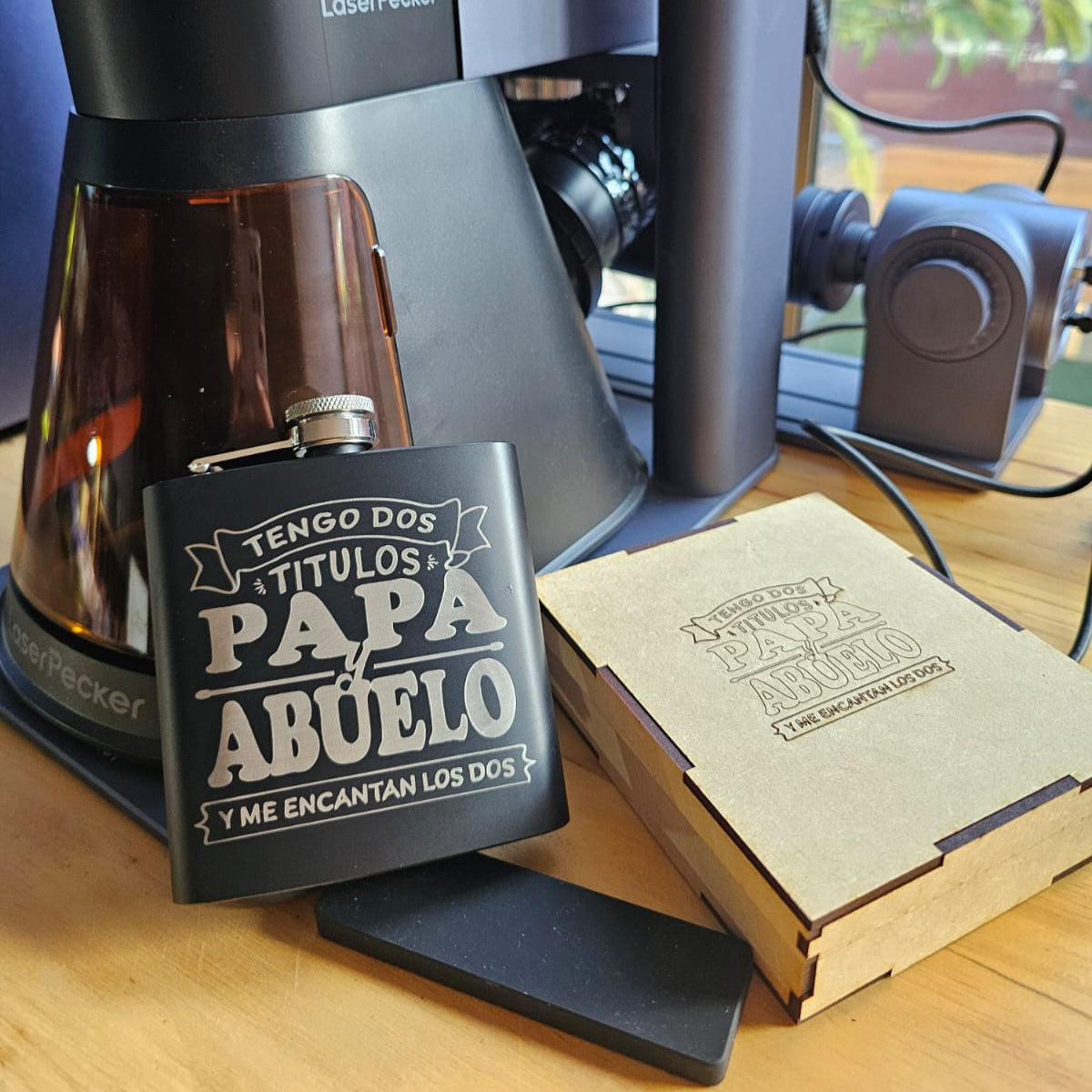 Petaca personalizada con caja de madera grabada a láser | Regalo premium Bendito Láser