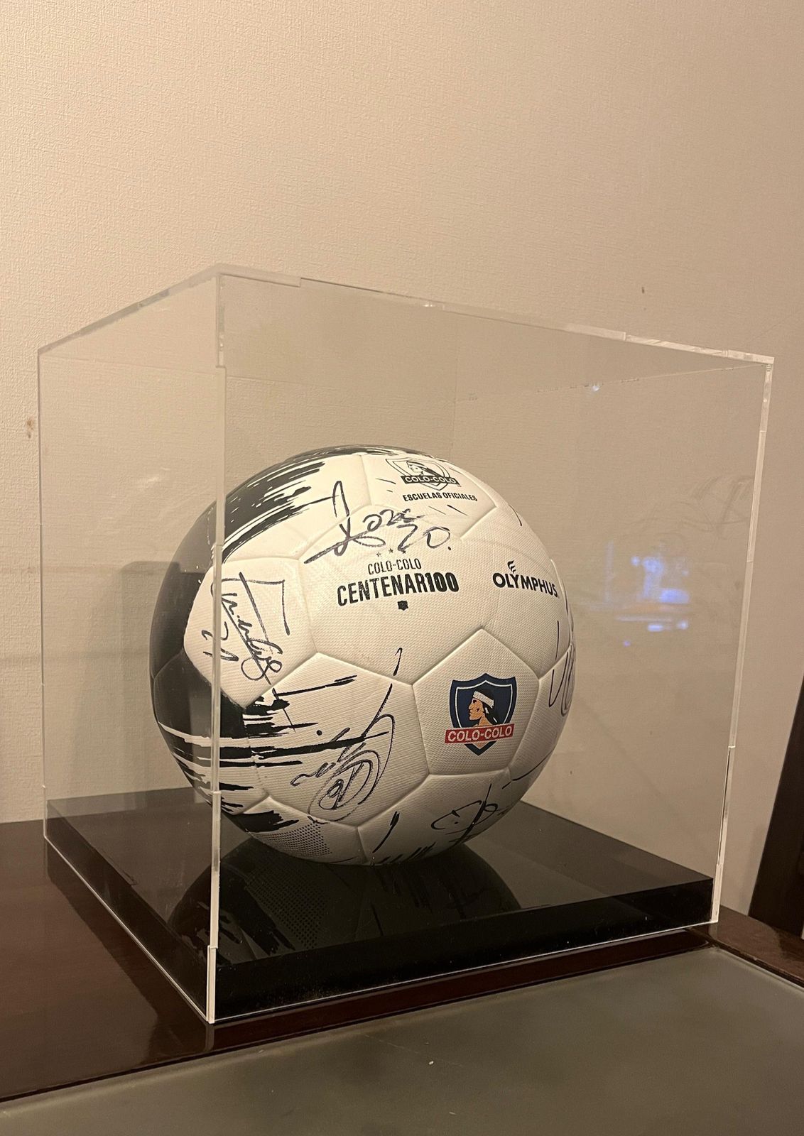 Cúpula acrílica para balón 27×27×27 cm con base negra piano – Premium